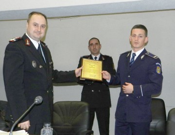 Poliţistul care şi-a riscat viaţa în incendiul de la Topraisar, recompensat cu o diplomă de onoare